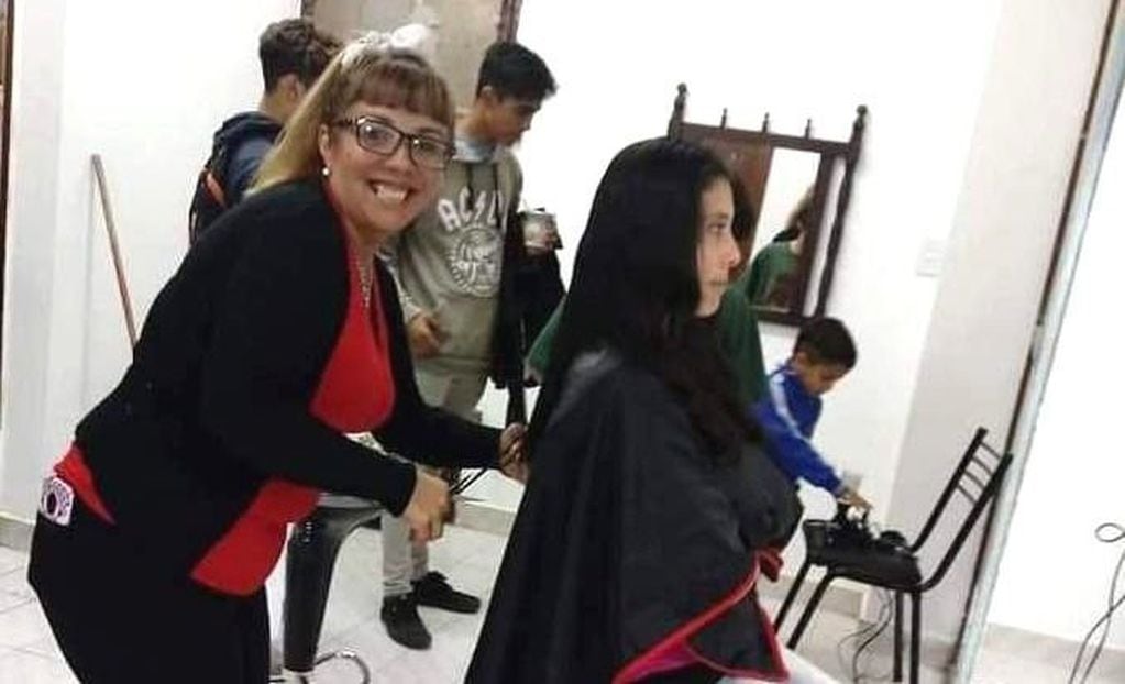 La peluquera Patricia Mosqueda es una de las encargadas de llevar adelante la iniciativa. Foto: EL Chubut.