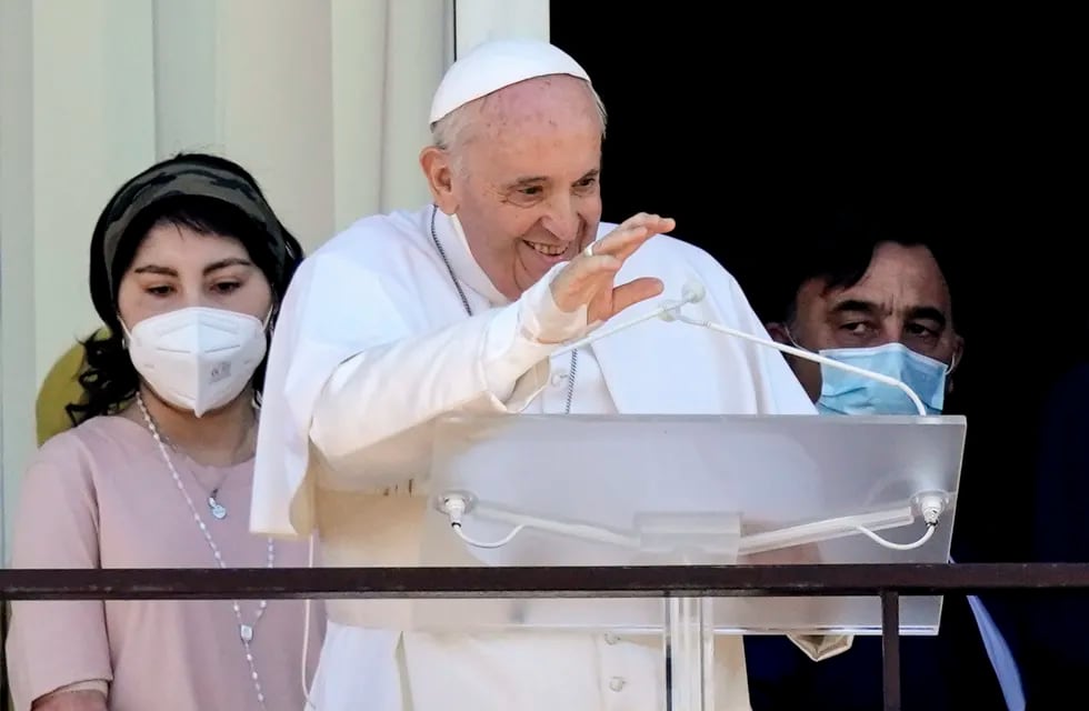 ARCHIVO - El papa Francisco aparece en un balcón del Policlínico Universitario Agostino Gemelli, 11 de julio de 2021, ya recuperado de una operación de intestino. Francisco , de 86 años, regresó al Gemelli el miércoles 7 de junio de 2023 para una nueva operación. (AP Foto/Alessandra Tarantino, file)