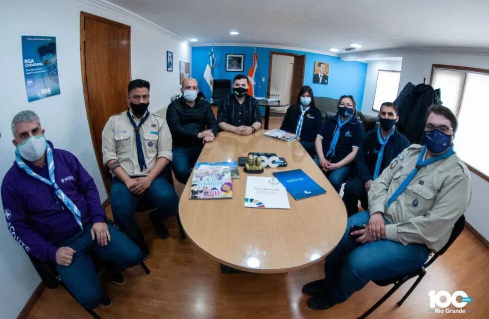 La presidenta de Scouts de Argentina, Marina Rustan, y el vicepresidente de Scouts Argentina, y de la Fundación de Infancias y Juventud  Scout, Mauro Teresco, recorrieron las instalaciones de la Planta de Campamento Municipal.