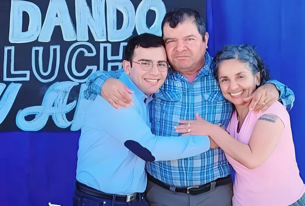 César Sena junto a su padre Emerenciano Sena y su madre Marcela Acuña. Foto: web