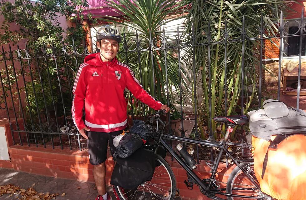 Exequiel Arce, el joven tucumano a quien le robaron su bici en Mendoza regresa a la ruta después de 20 días.