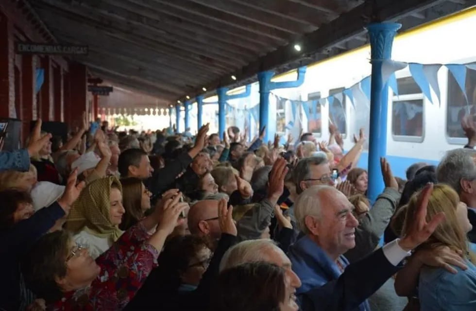 Una multitud recibió al tren de pasajeros en Sunchales, que volvió a parar después de 22 años (web)
