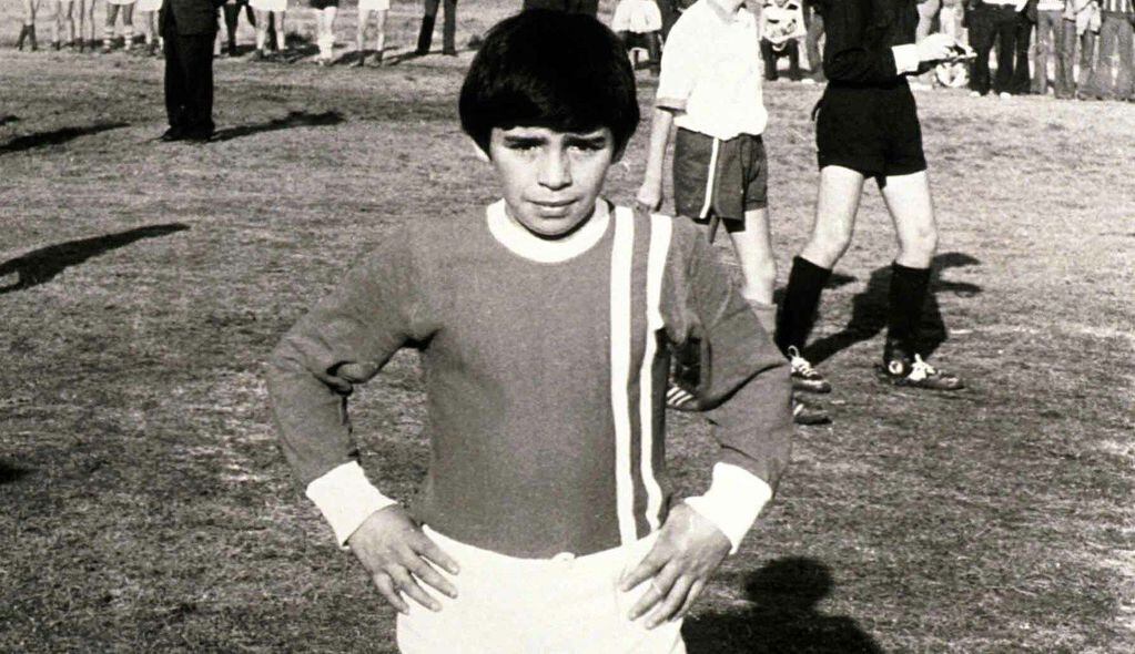 El niño Maradona que soñaba con vivir de jugar a la pelota. Terminó siendo ídolo universal.
