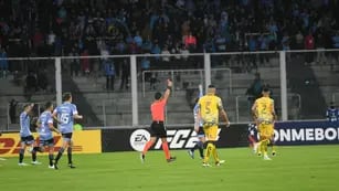 Belgrano juega con 10: así fue la jugada de expulsión de Nahuel Losada por Copa Sudamericana.
