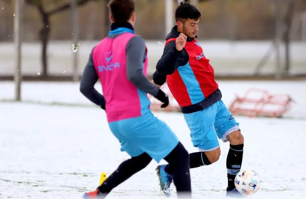 Villa Esquiú amaneció tapada de nieve.