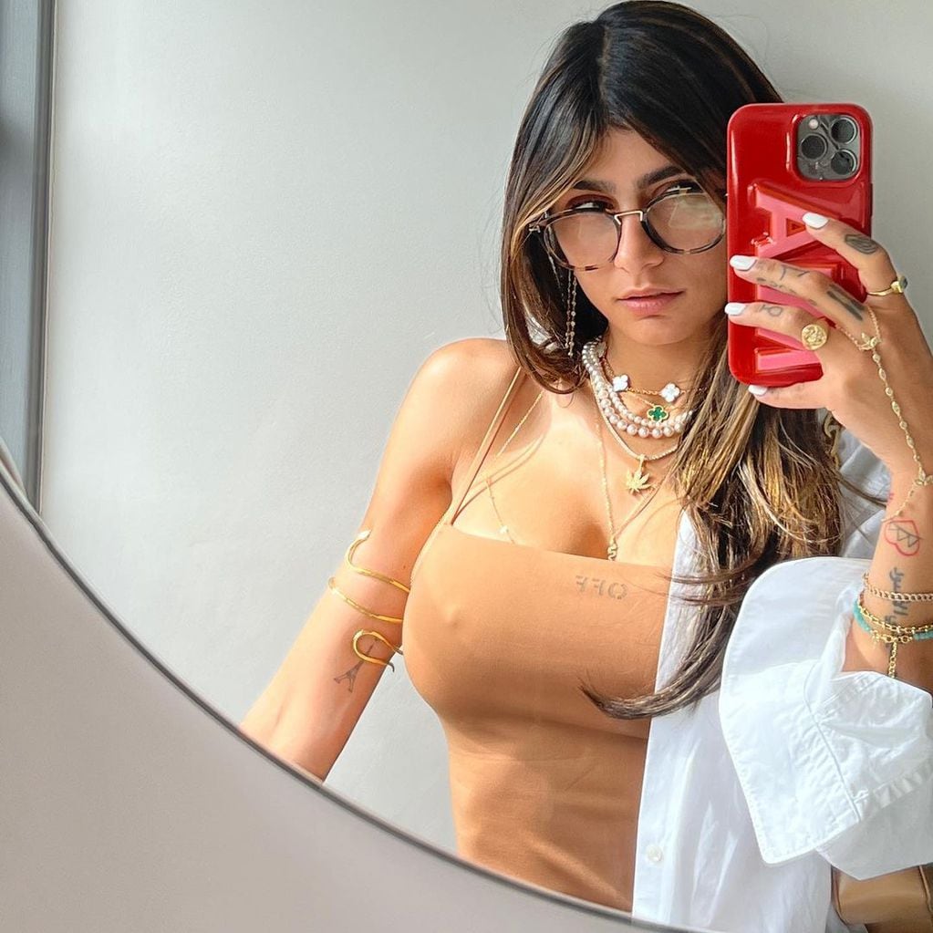 Con la cámara en mano, Mia Khalifa posó frente al espejo en mini vestido ajustado al cuerpo.
