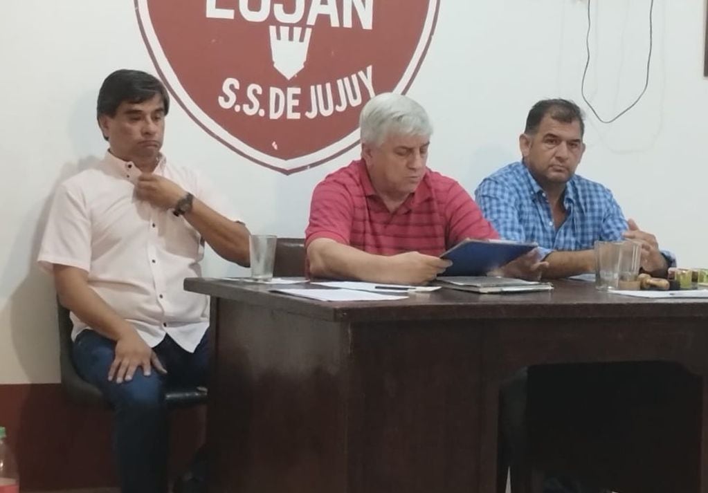 De izquierda a derecha Daniel Echazú, vicepresidente; Fernando Díaz, secretario; y Gonzalo Barrientos, presidente del Círculo de Periodistas Deportivos de Jujuy.