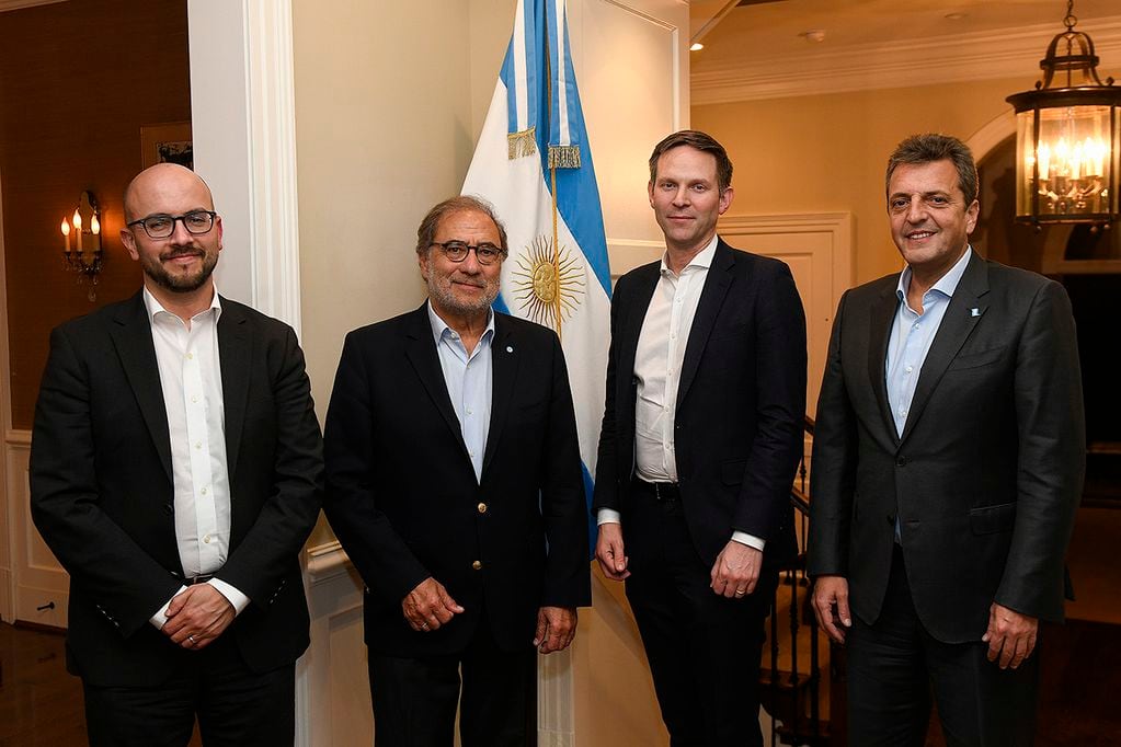 Sergio Massa y el embajador Argüello, y los funcionarios del gobierno estadounidense Mike Pyle y Juan González. (Ministerio de Economía)