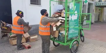 Usan bicicletas eléctricas para buscar basura en el centro rafaelino