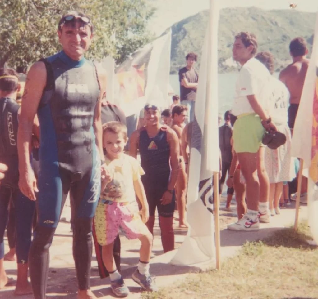 Mario Roberto Delpodio triatleta junto a uno de sus cinco hijos.