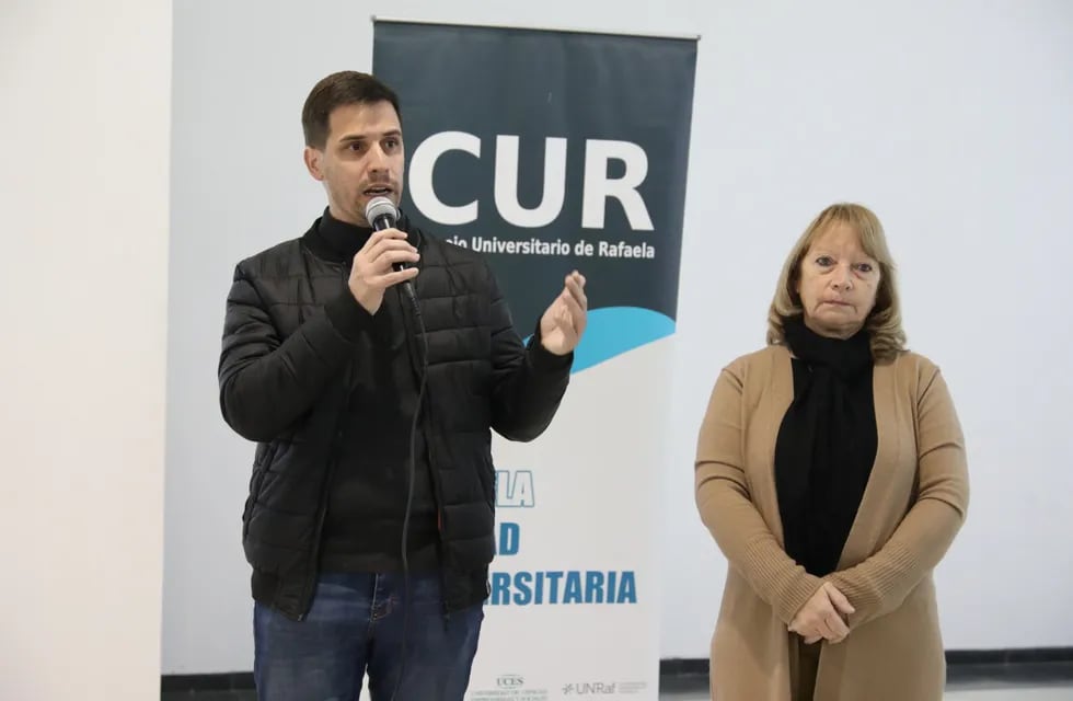 Leonardo Viotti junto a Norma Becchio en Expo Carreras organizado por el Consejo Interuniversitario de Rafaela
