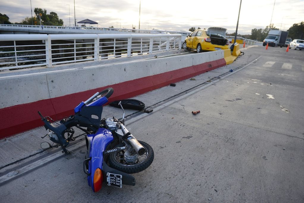 Un taxi y una moto chocaron esta madrugada en el puente Sargento Cabral de barrio San Vicente.
 (Nicolás Bravo / La Voz)