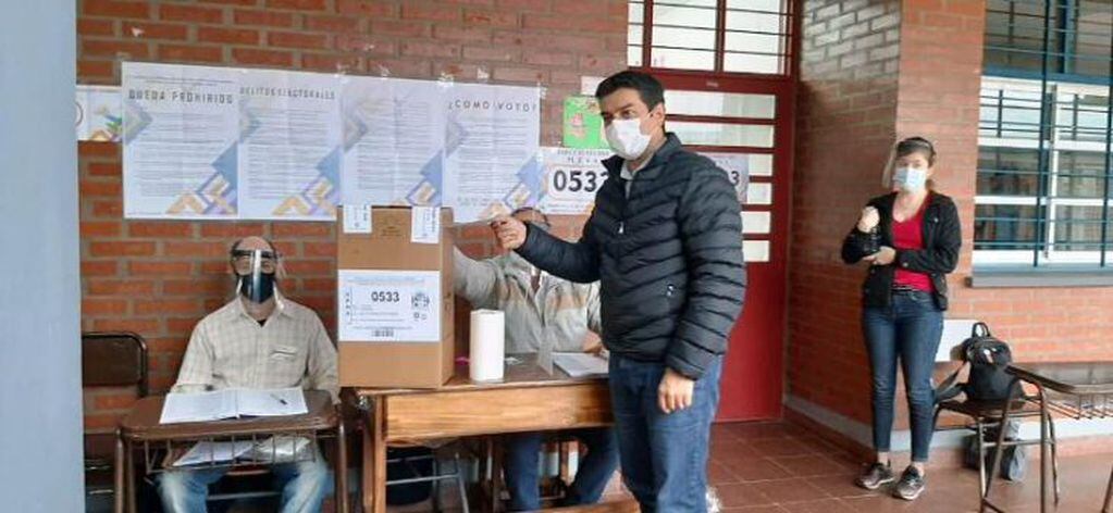 Horacio Mártinez, candidato a Concejal por Posadas, emitió su voto en la Escuela Virgen de Itatí