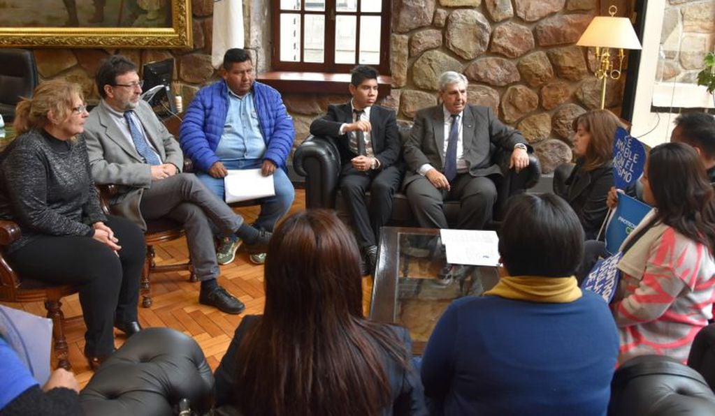 Madres, padres y familiares de niños y adultos con autismo abogan por "pirotecnia sonora cero" en Jujuy. Por el tema, se reunieron con el vicegobernador Carlos Haquim en la Legislatura.