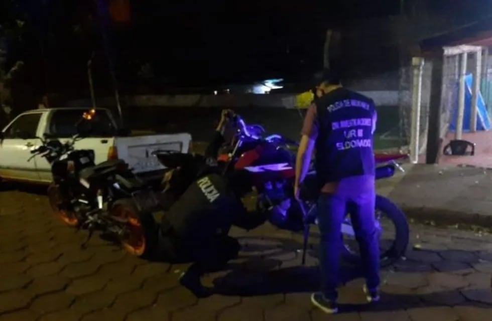 La moto fue abandonada por el joven que la manejaba, al notar la presencia policial.