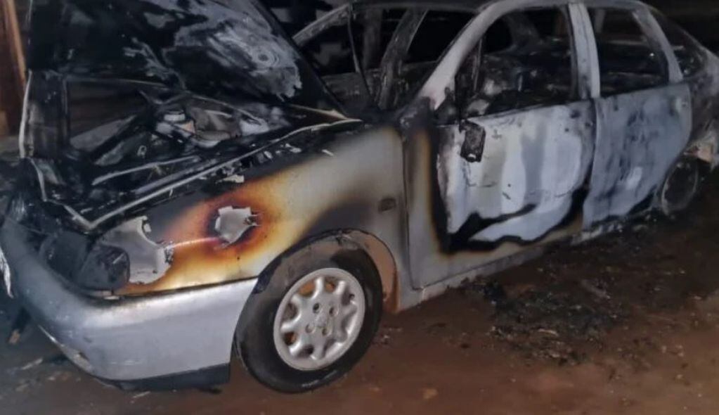 Puerto Iguazú: un individuo denunció que “contrabandistas” le habrían incendiado su automóvil.