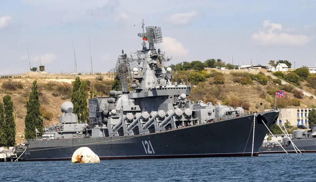 El crucero de misiles ruso Moskva, el buque insignia de la Flota del Mar Negro de Rusia, se ve anclado en el puerto de Sebastopol, en el Mar Negro, el 11 de septiembre de 2008.