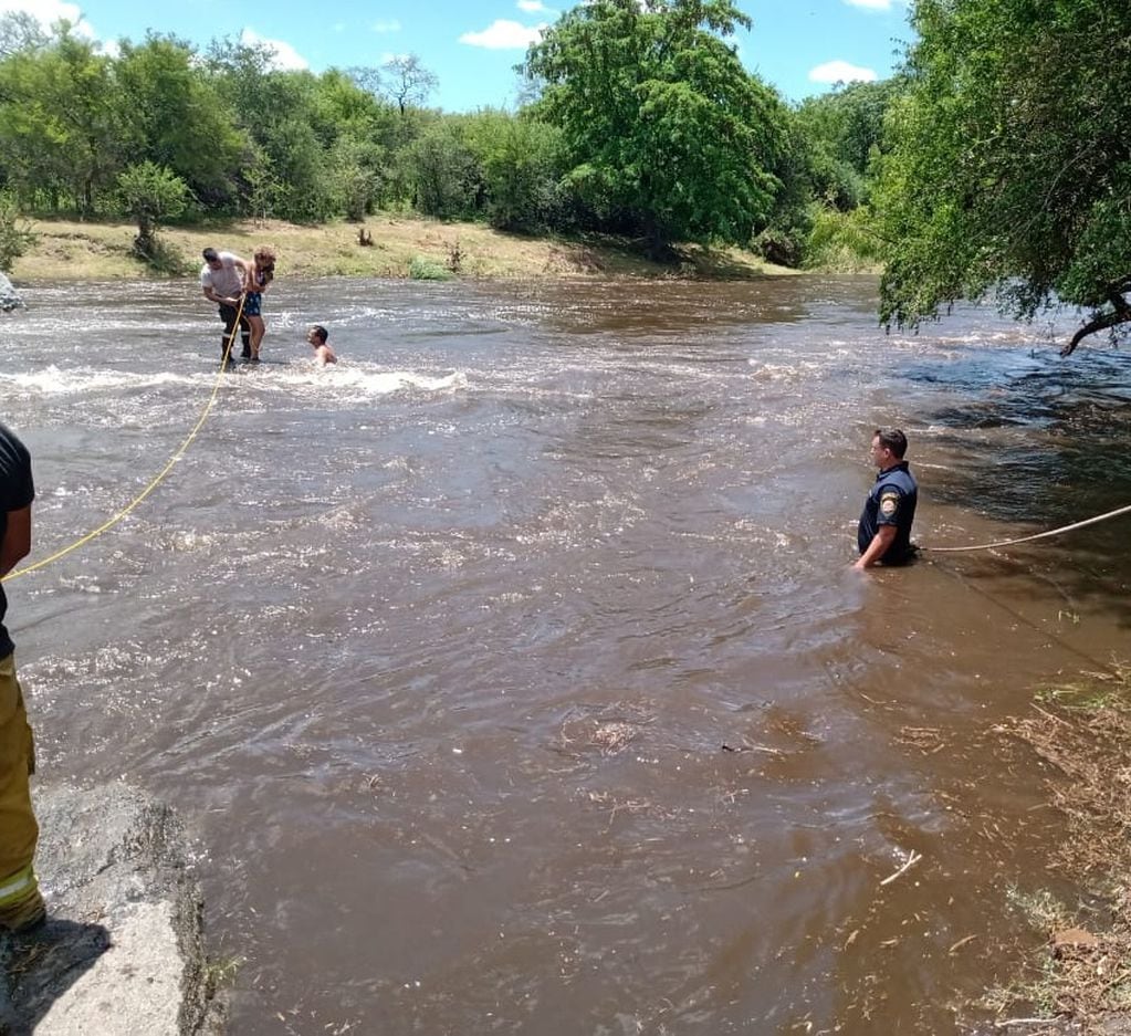 Tres mujeres fueron asistidas ante el aumento del caudal de agua en el río.