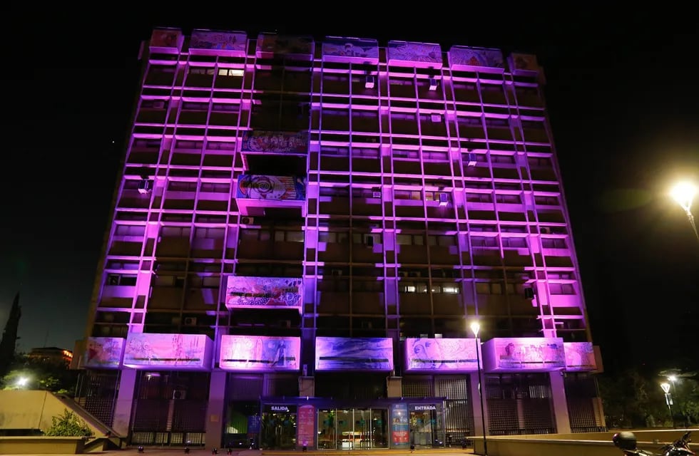Durante la noche de este jueves el edificio de la Municipalidad de la Ciudad de Mendoza se iluminó de violeta en el marco del Día Internacional contra la Violencia hacia la Mujer. Gentileza MCM