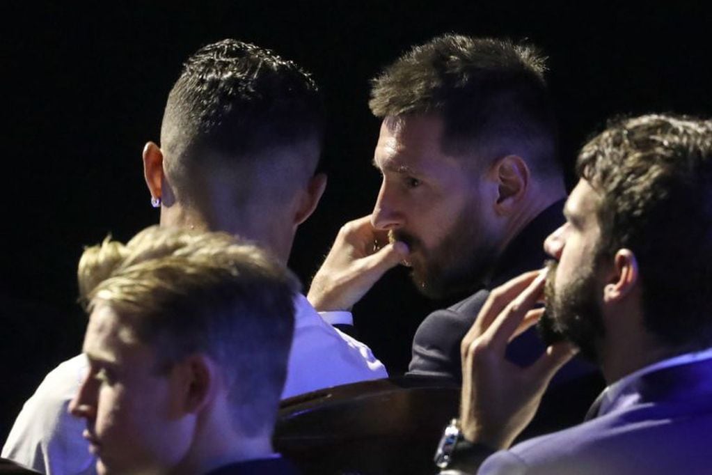Lionel Messi y Cristiano Ronaldo, hablando durante la ceremonia. (AFP)