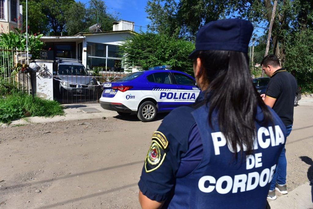 Matías Aragone acuchilló a su pareja, Carmen Andrea Aguirre, frente a sus hijas de 9 y 11 años, y luego murió tras ser abatido por la Policía, en Salsipuedes. 