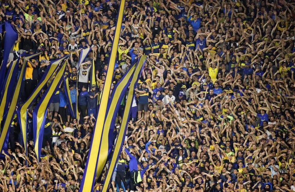 Fans de Boca Juniors en la Bombonera. (Foto: Natacha Pisarenko/AP)