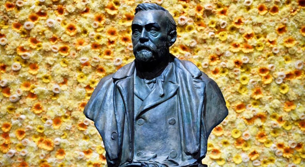 El busto del fundador del Premio Nobel, Alfred Nobel en exhibición en la Sala de Conciertos durante la ceremonia de entrega de premios Nobel en Estocolmo. (Henrik Montgomery a través de AP).