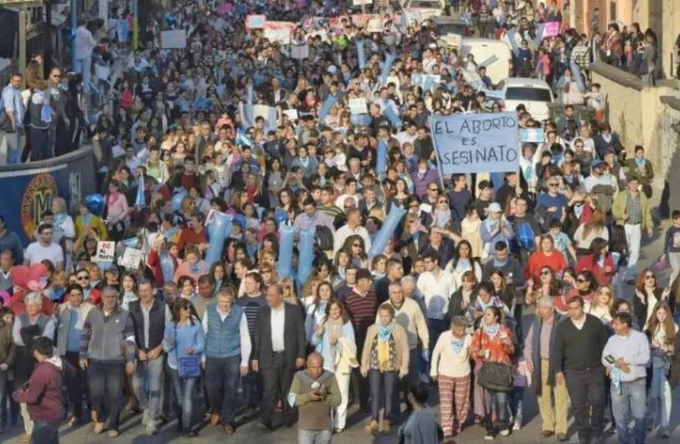 Los organizadores estiman que participaron 150.000 personas en la marcha por las dos vidas en Tucumán.