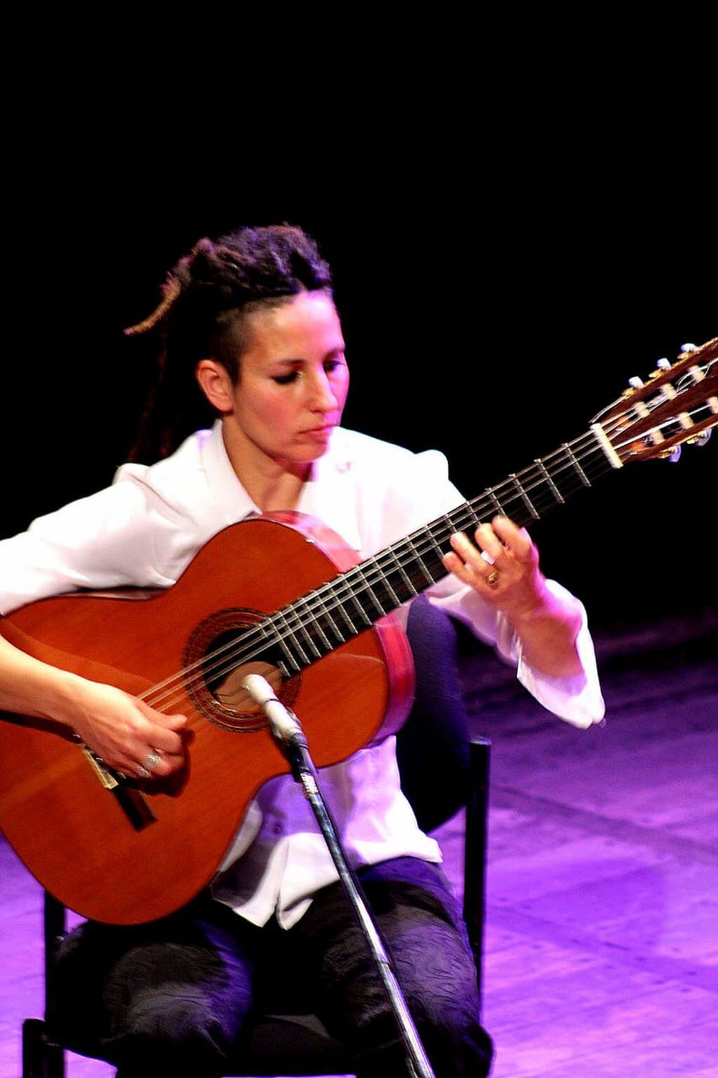 La artista toca música cuyana, hace de primera o tercera guitarra en el cuarteto del que es parte.