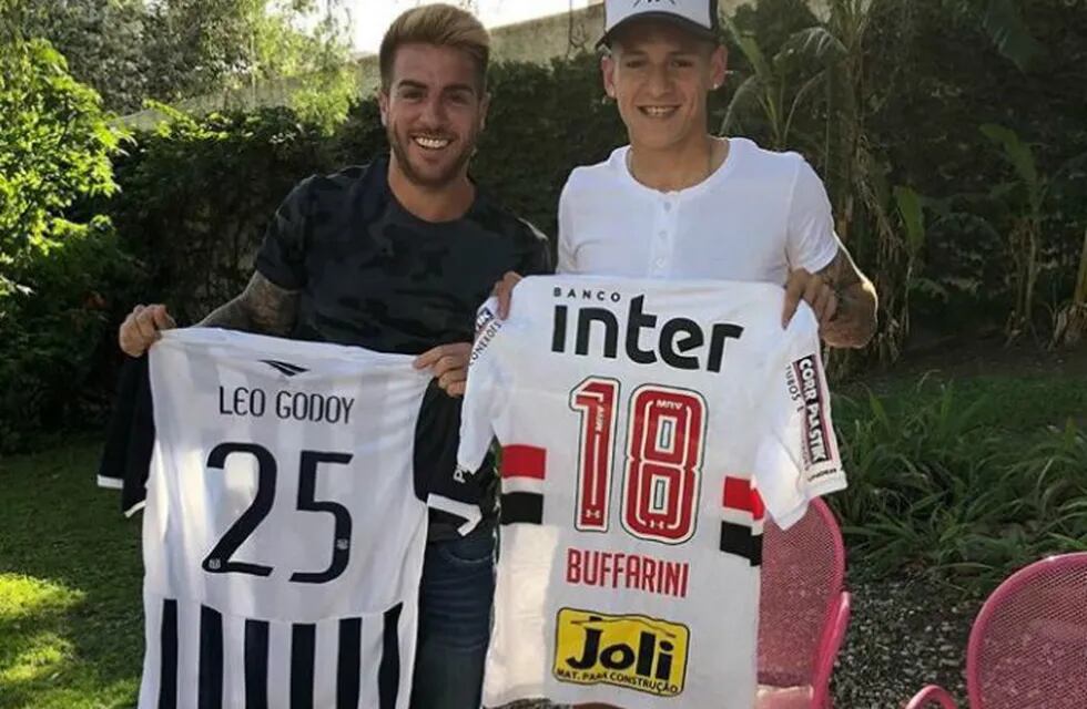 Leo Godoy intercambió camisetas con el ex Albiazul Julio Buffarini.