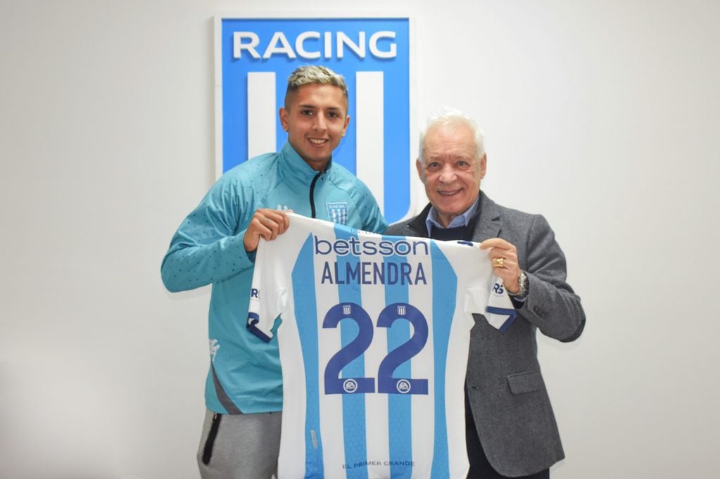 Agustín Almendra junto al presidente de Racing, Víctor Blanco