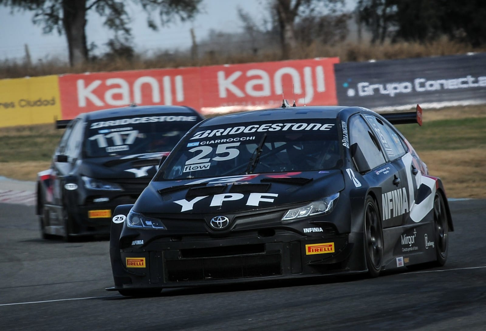 Ciarrocchi y Rossi. Los hombres del Toyota Gazoo Racing Argentina se vieron involucrados en un toque.