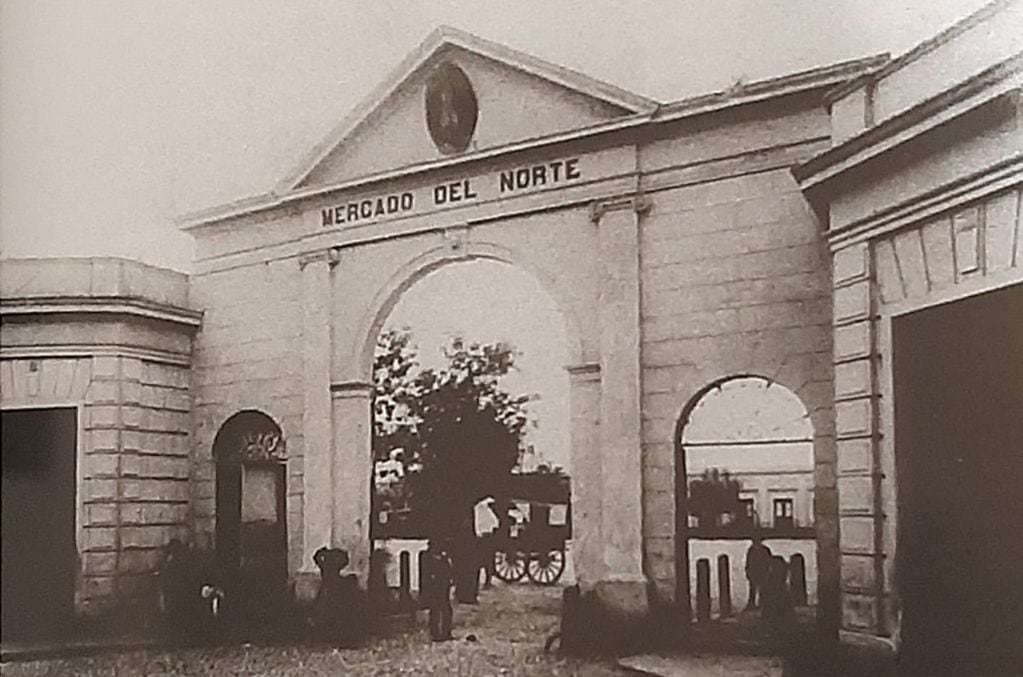 La foto es del año 1900 y muestra el portal del mercado.