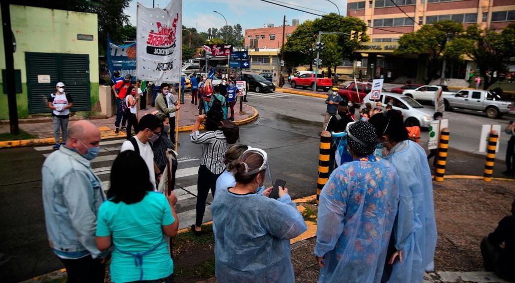 En la calle. Trabajadores de la salud se movilizaron, en protesta, en algunos puntos de la ciudad de Córdoba. (Pedro Castillo)