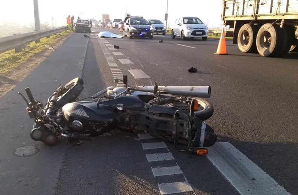 Un motociclista murió tras impactar con un camión