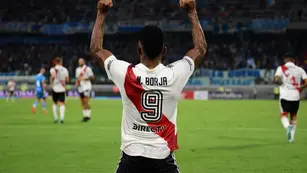 Miguel Borja festeja el primer gol de River ante Racing de Córdoba en Santiago del Estero por Copa Argentina