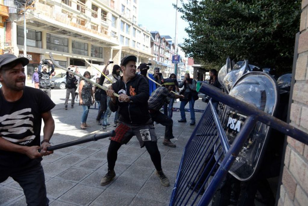 Incidentes entre manifestantes y la policía de la ciudad de San Carlos de Bariloche
