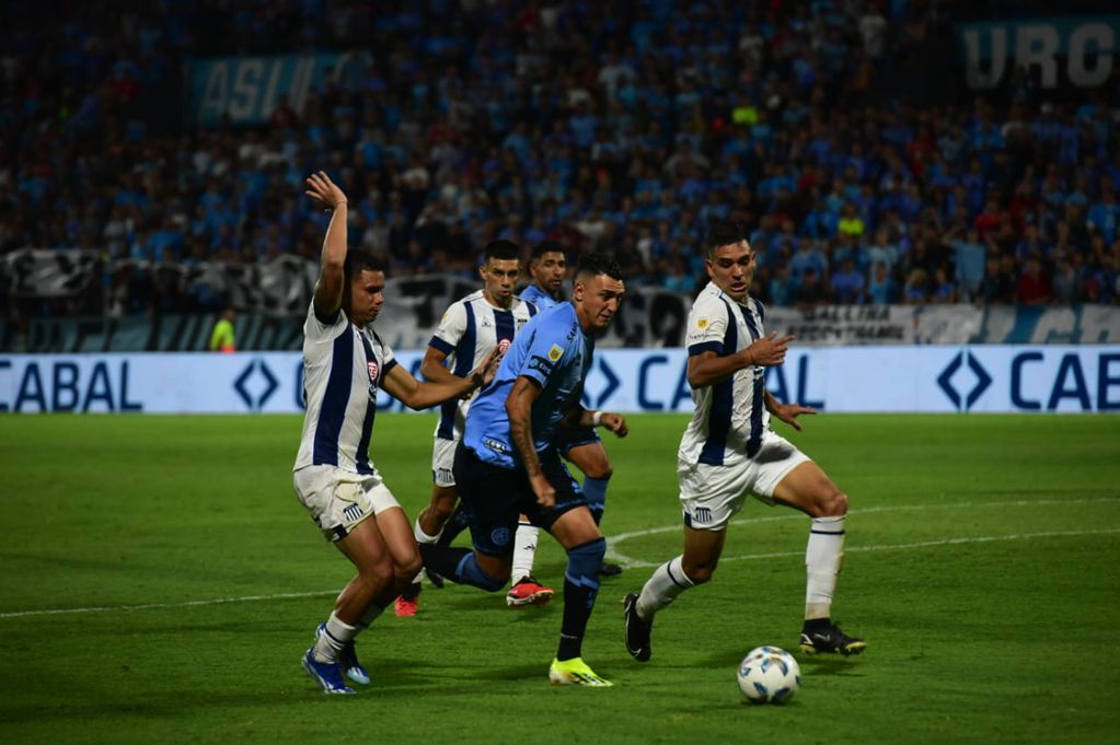 Matías Suárez en el partido entre Belgrano y Talleres por la Copa de la Liga Profesional 2024. 