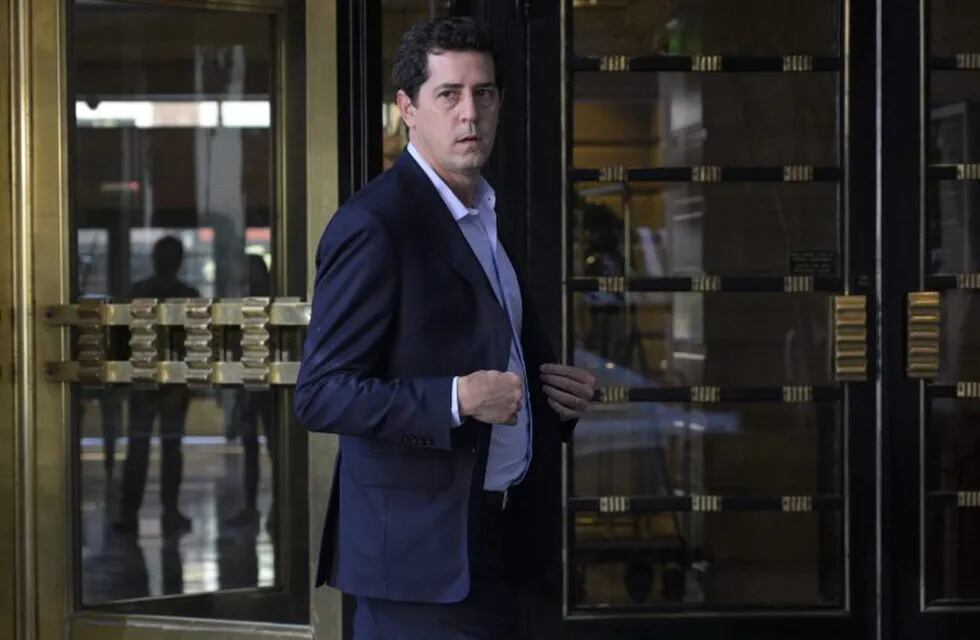 Argentina's Interior Minister Eduardo De Pedro leaves the Intercontinental hotel in Buenos Aires on March 16, 2020, before going to Ezeiza International airport from where a couple of US tourists will be expelled from the country for violating coronavirus quarantine rules. - The couple defied restrictions imposed on visitors to try to limit the COVID-19 coronavirus pandemic. (Photo by Juan MABROMATA / AFP)