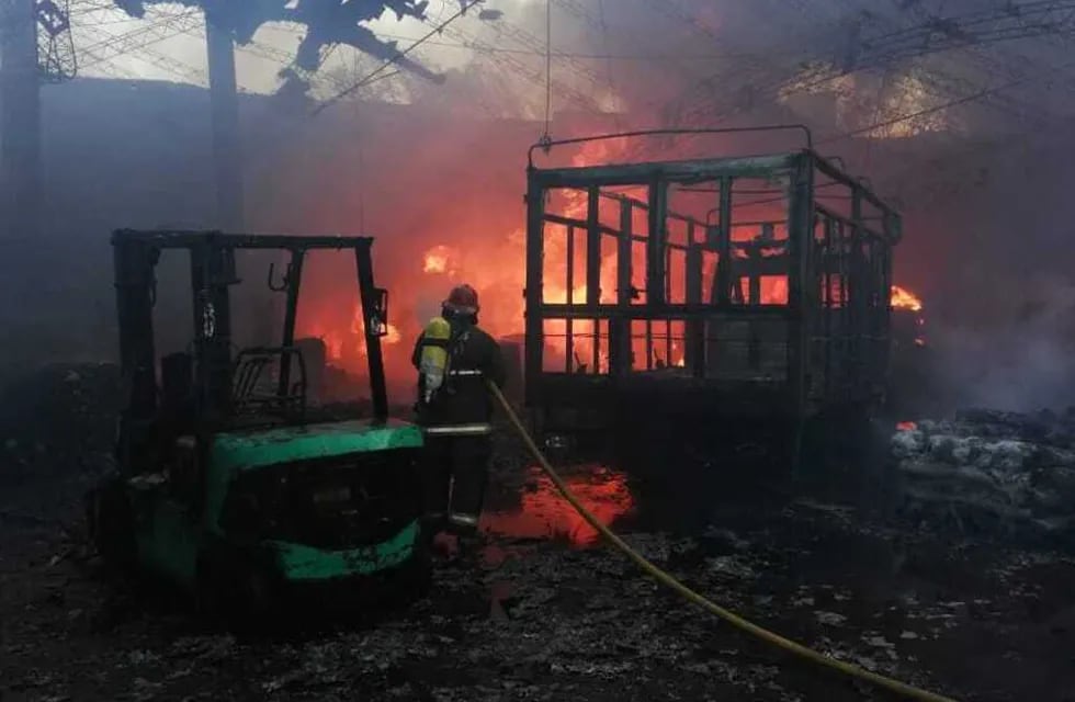 Varias dotaciones de bomberos están trabajando en el incendio de un galpón que sirve de depósito a una empresa de transportes en Guaymallén. Gentileza Los Andes