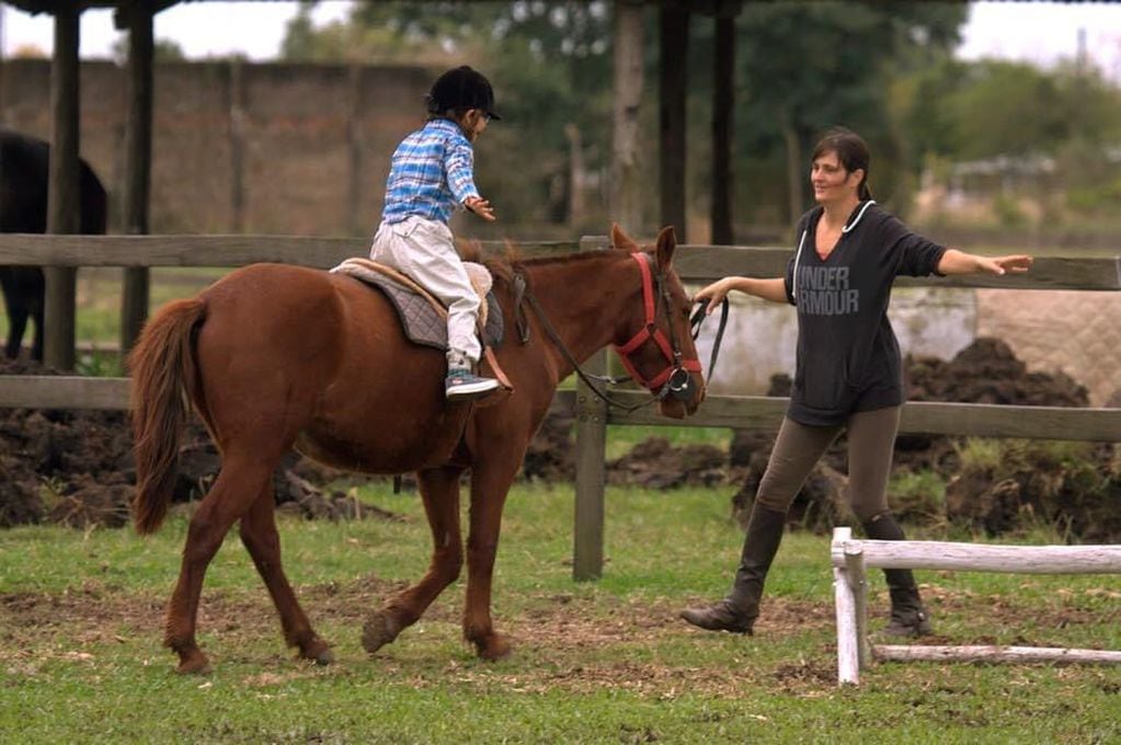 Jessica Prada y Víctor Rey tienen una escuela de equitación en Mercedes, Corrientes.