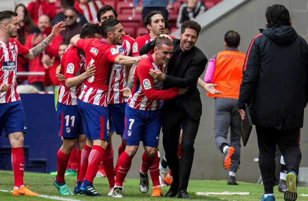 Antoine Griezmann festeja con Diego Pablo Simeone.