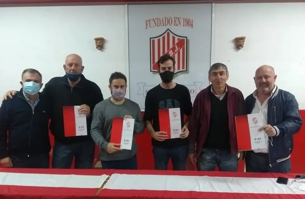 Daniel Basano, Ernesto "nene" Defagout, Hugo Morel, Agustín Sívori, Emilio Grande y Jorge Odetti, presentando la revista.
