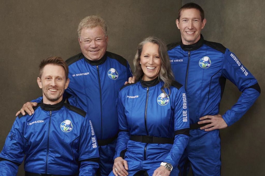 A sus 90 años, el actor William Shatner (segundo desde la izquierda) se convirtió en el hombre más longevo en el espacio. (Gentileza Blue Origin).