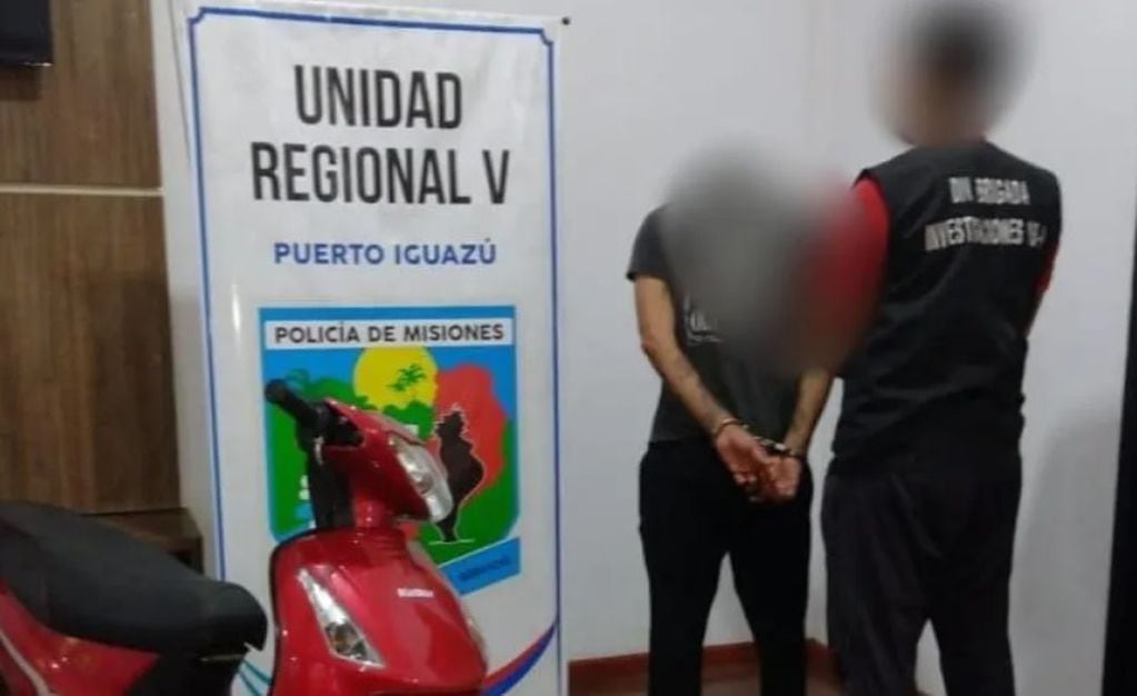 Puerto Iguazú: desmantelaban una motocicleta y fueron detenidos.