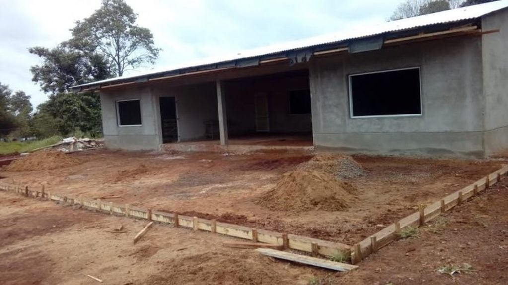 Libertad. La nueva escuela está cerca de su finalización. Está ubicada en la Aldea Guapoy de mbyá guaraníes, cerca del Lago Uruguaí. (Telenorte)