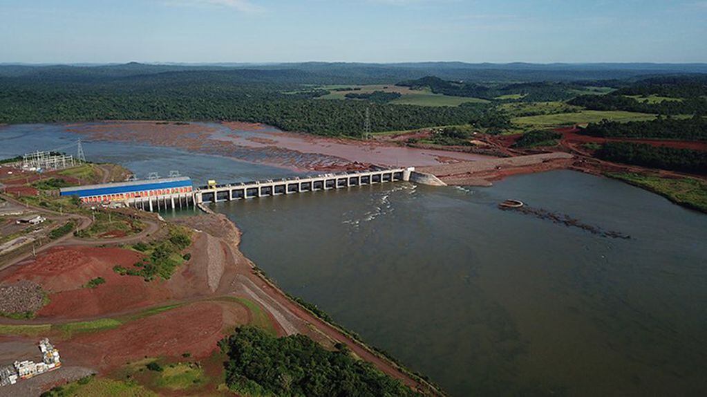El cauce del río Iguazú, cerrado por la presa brasileña Baixo Iguaçu. (Neoenergia)