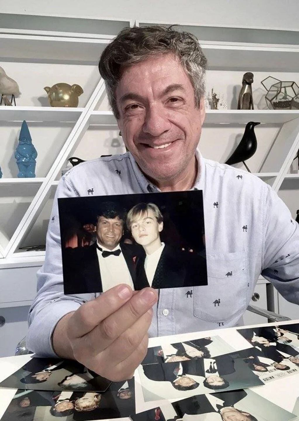 Dany Mañas mostrando la foto de Carlos Calvo en los Golden Globe Awards, donde se encontró con Leo DiCaprio.