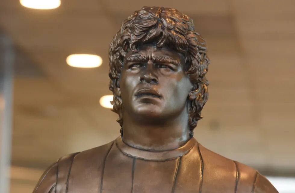La estatua de Diego Maradona en el Aeropuerto de Ezeiza