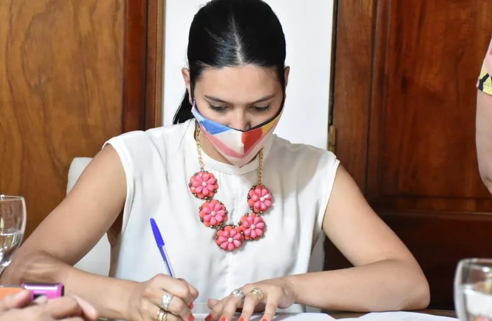 La intendenta de Santa Rosa, Flor Destéfanis, confirmó el pago de $2.500.000 por una deuda que tiene con el Arzobispado de Mendoza.